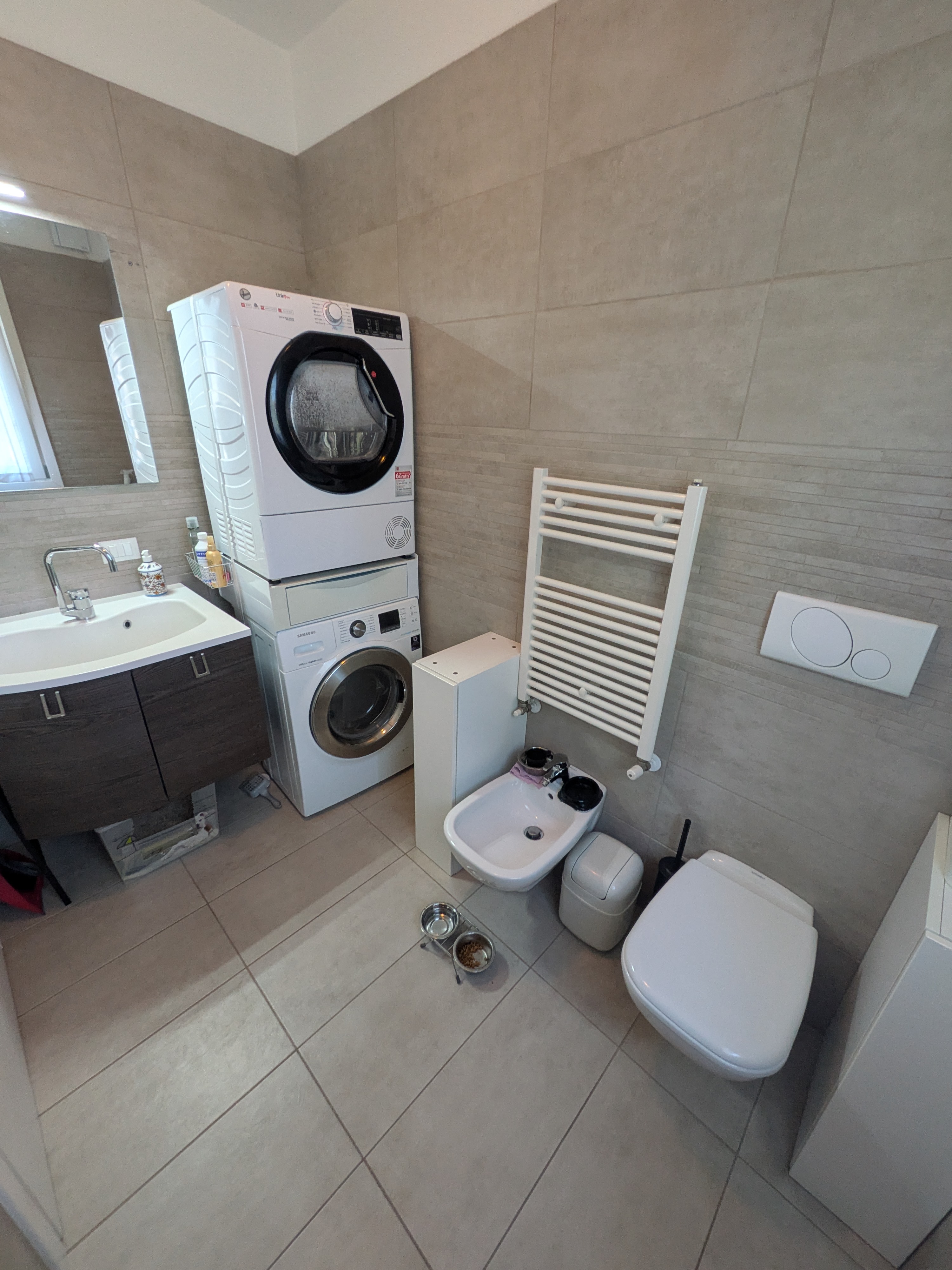 Bagno lavanderia con finestra