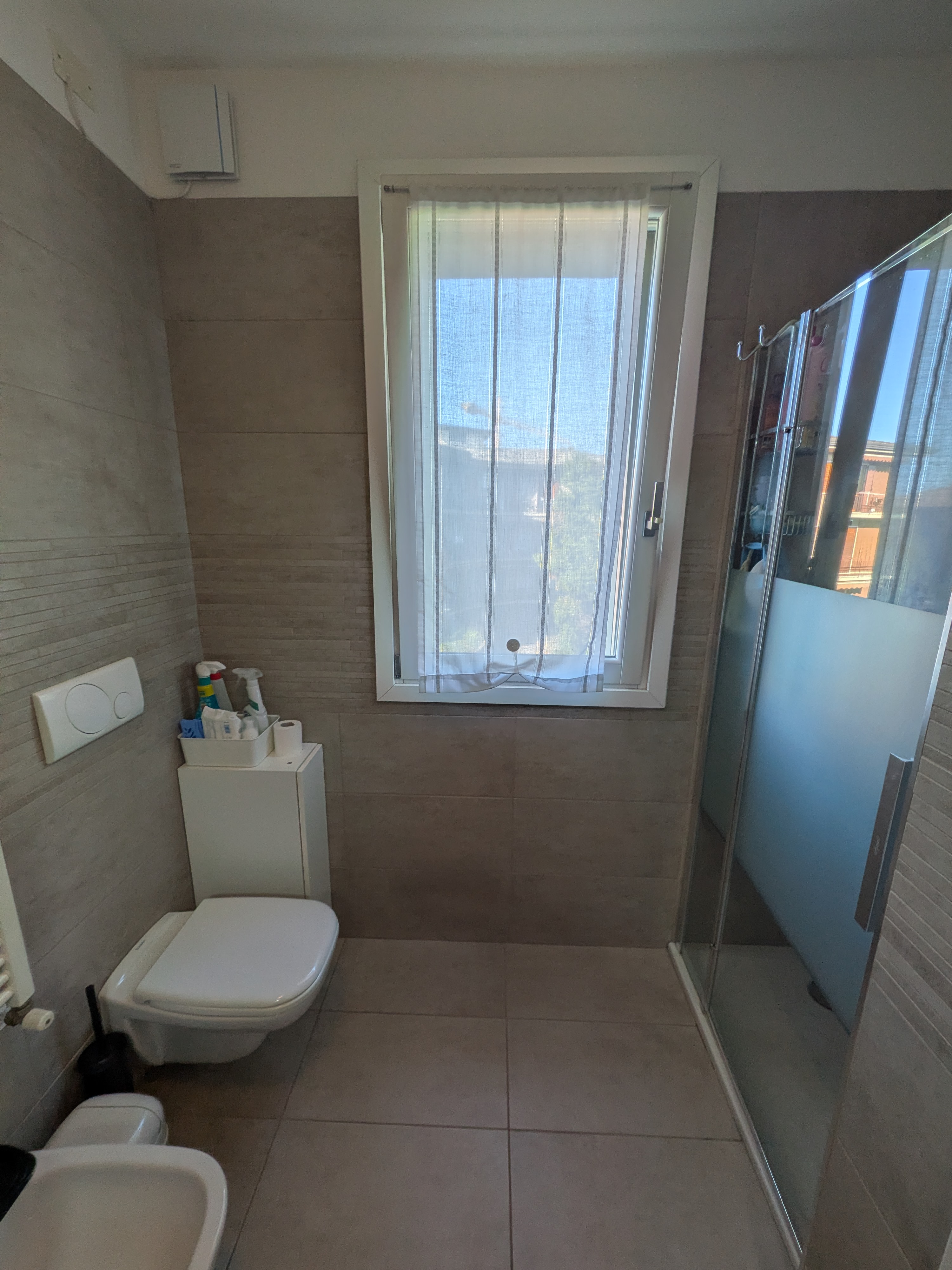 Bagno lavanderia con doccia incassata