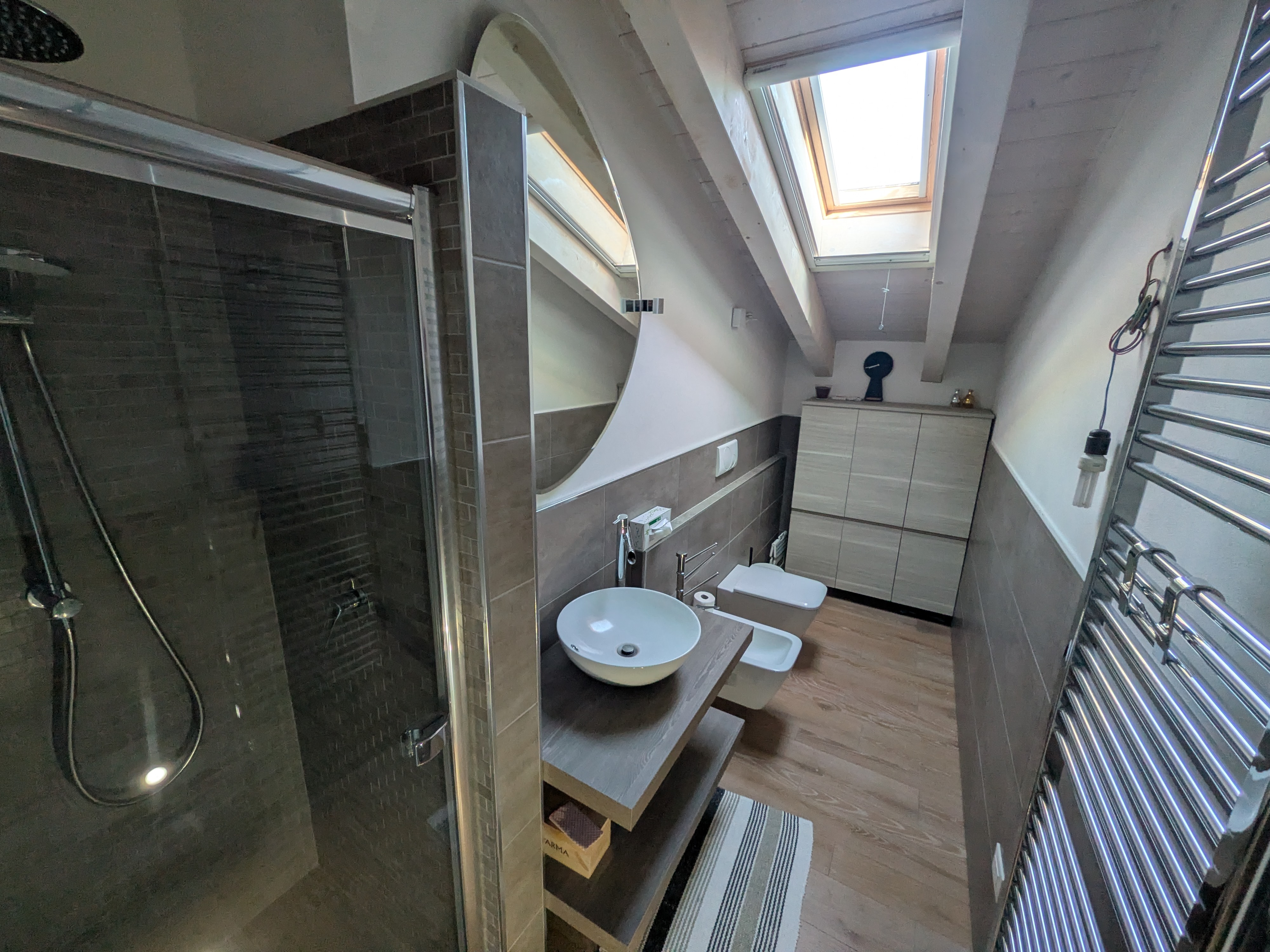 Bagno zona notte con doccia in resina