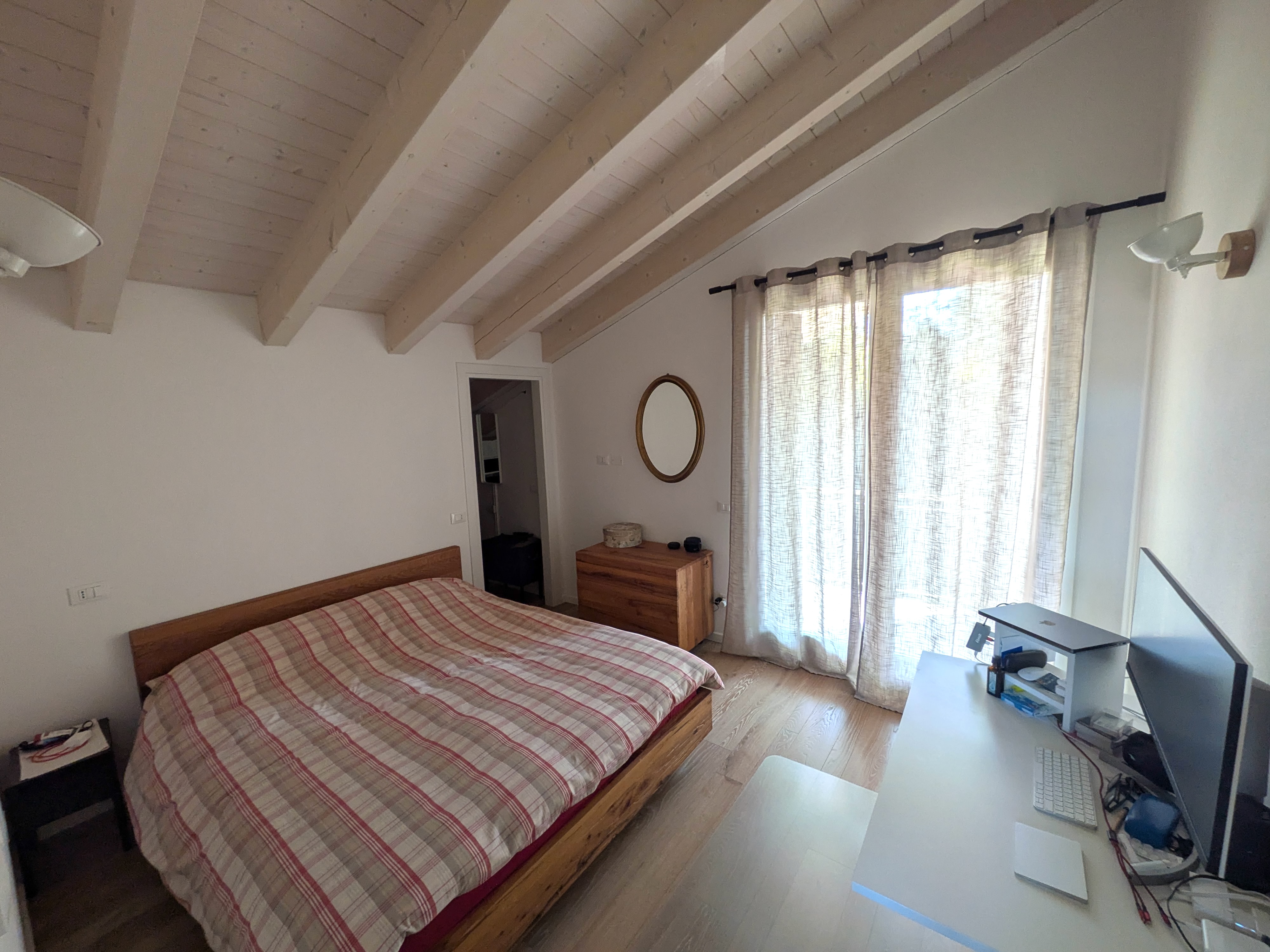 Camera matrimoniale con finiture in legno