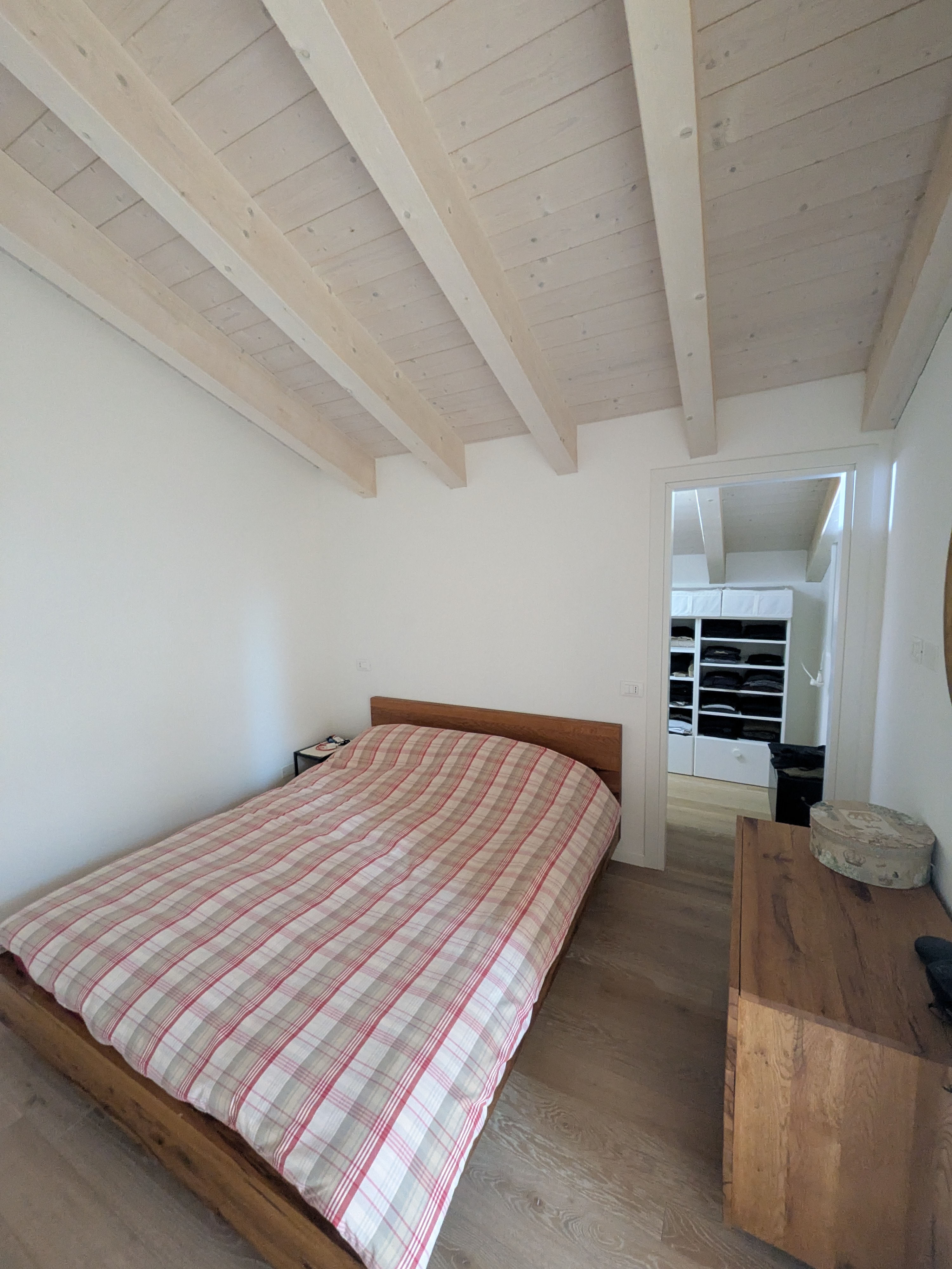 Camera matrimoniale con cassettiera e scrivania