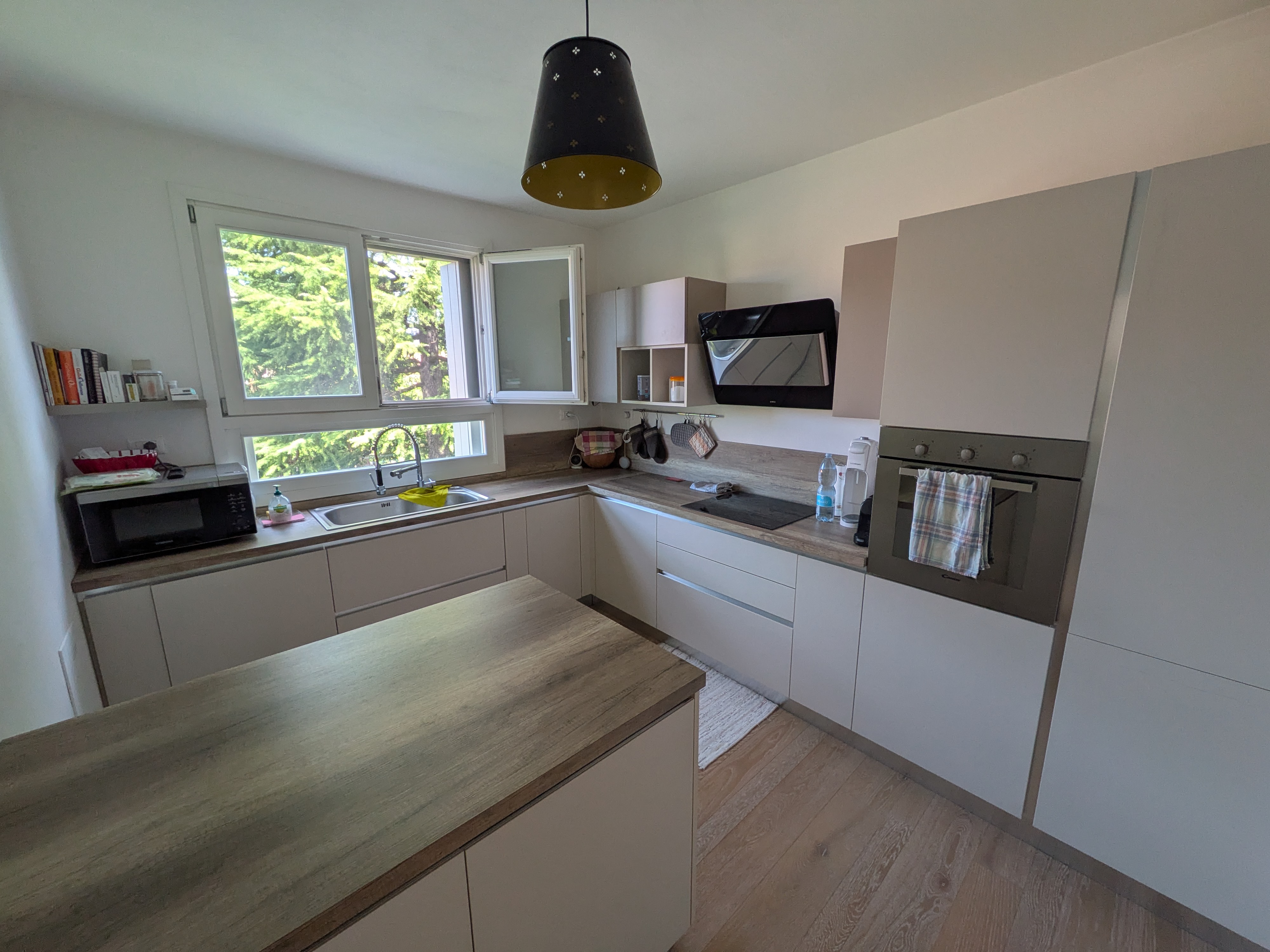 Cucina abitabile arredata con gusto moderno