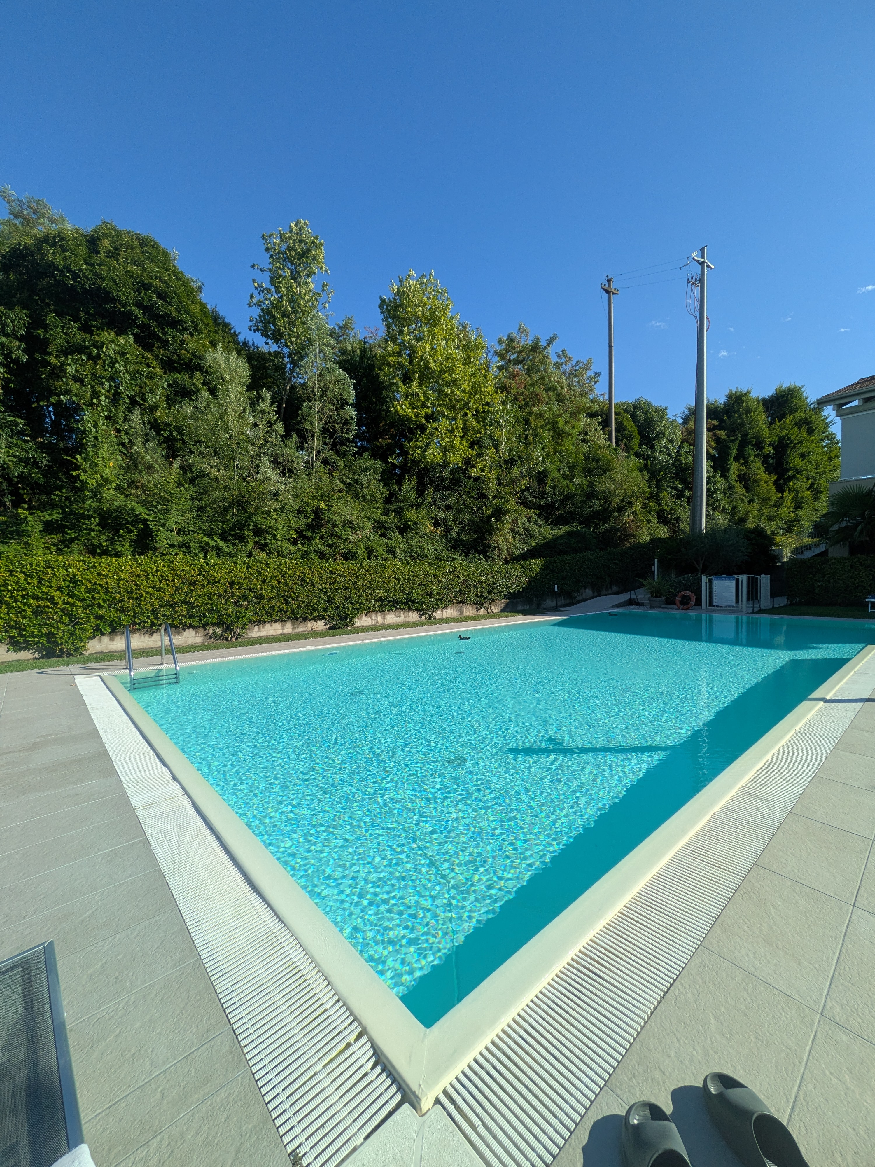 Piscina condominiale vista giorno