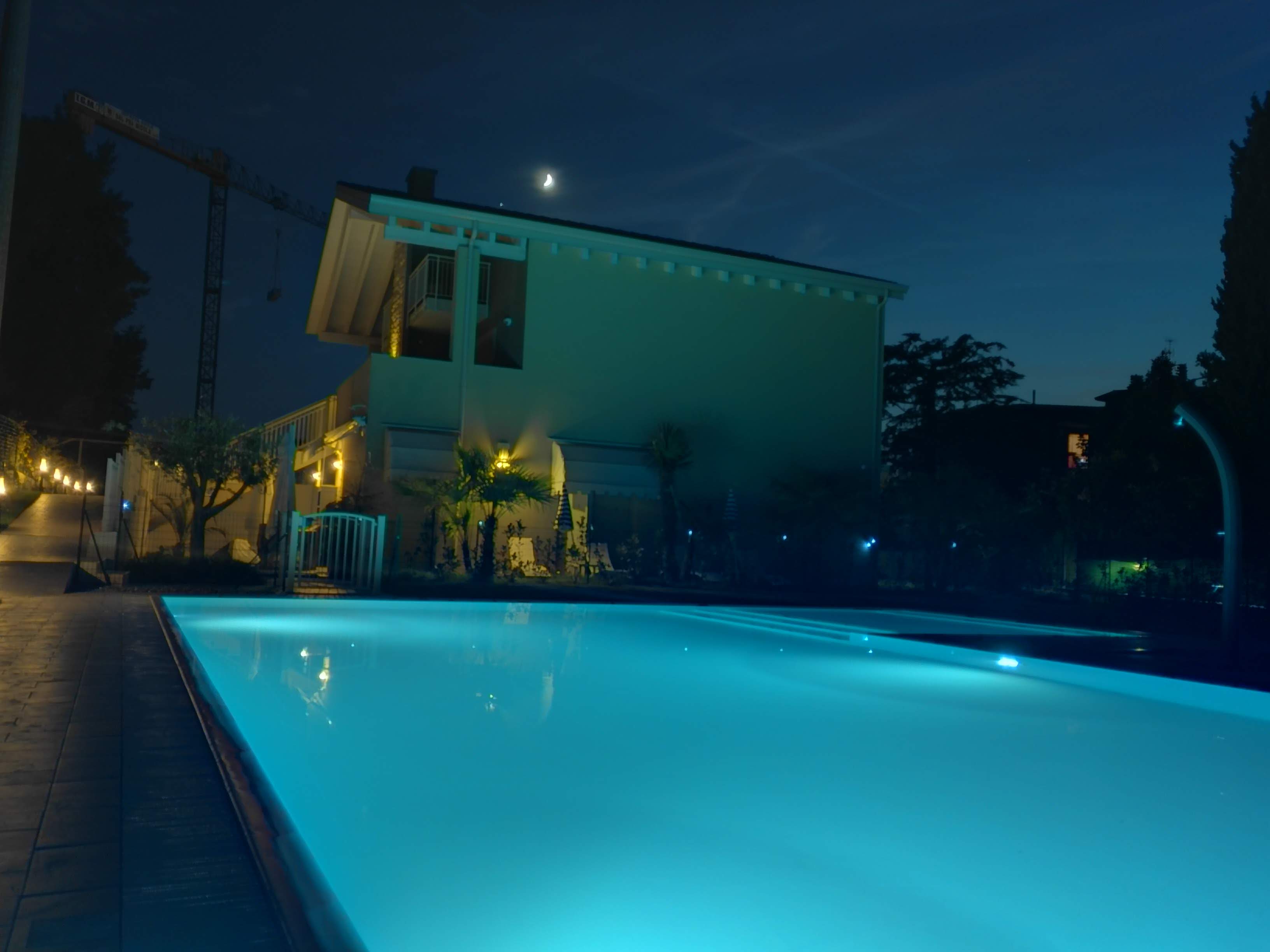 Piscina condominiale illuminata di notte