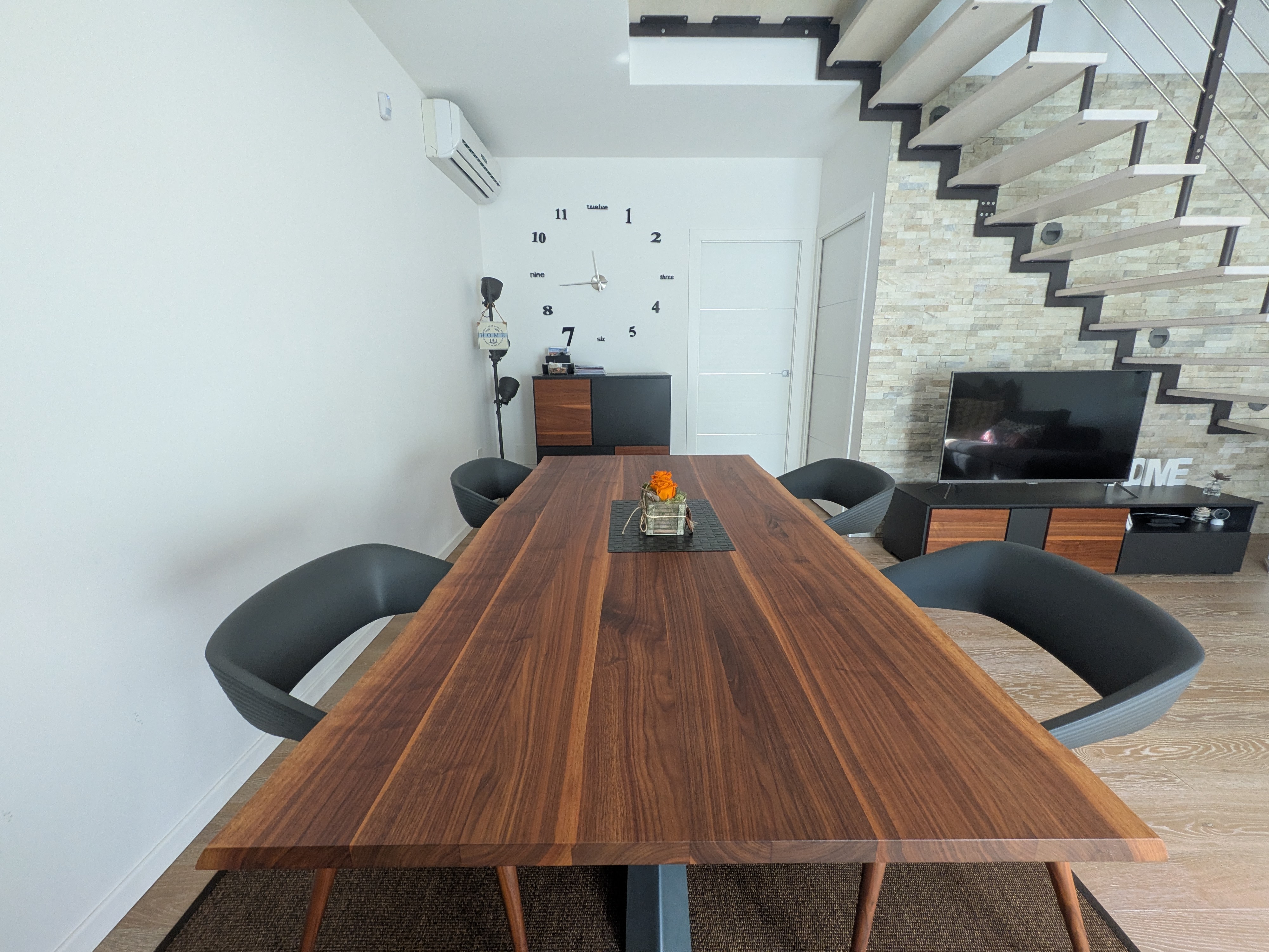 Soggiorno con parete TV in pietra naturale