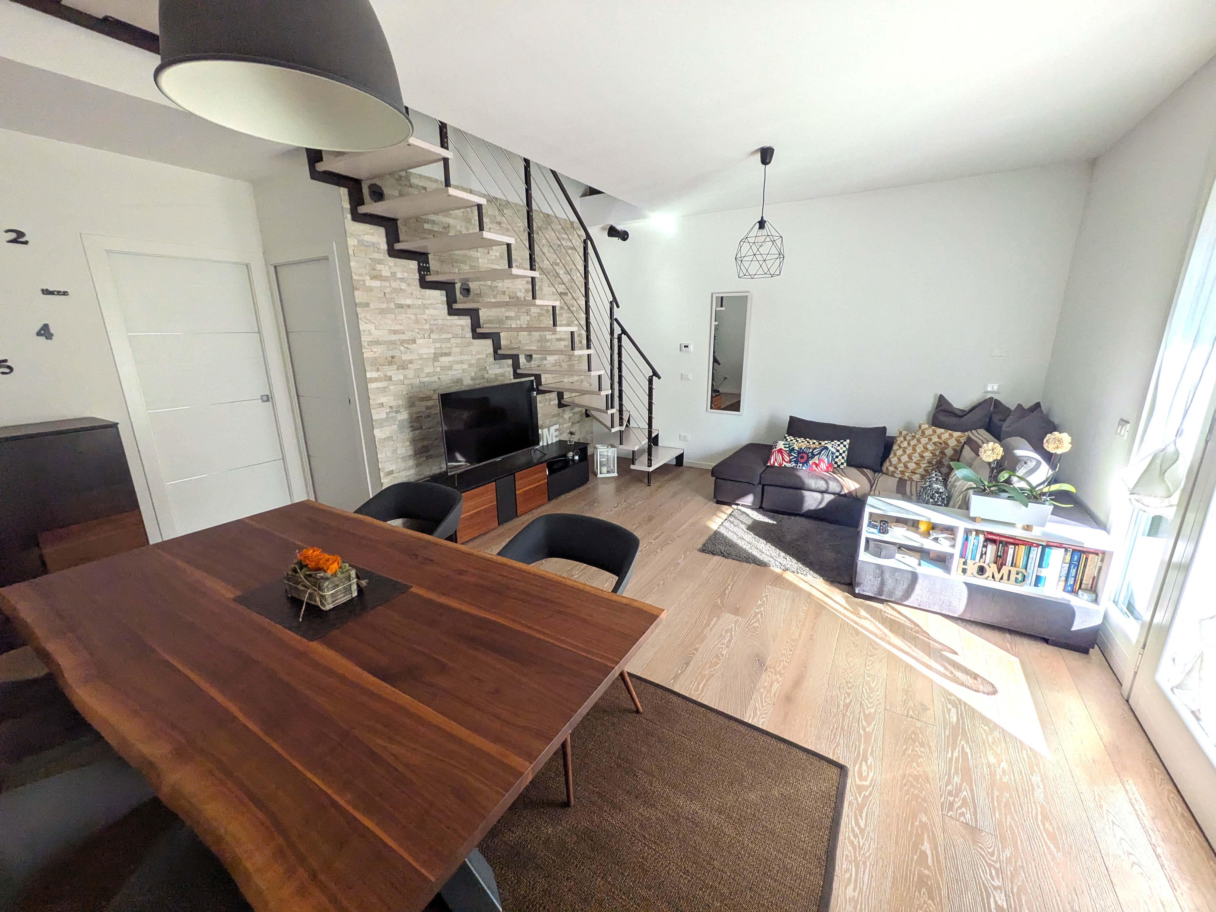 Zona giorno luminosa del duplex a Peschiera del Garda