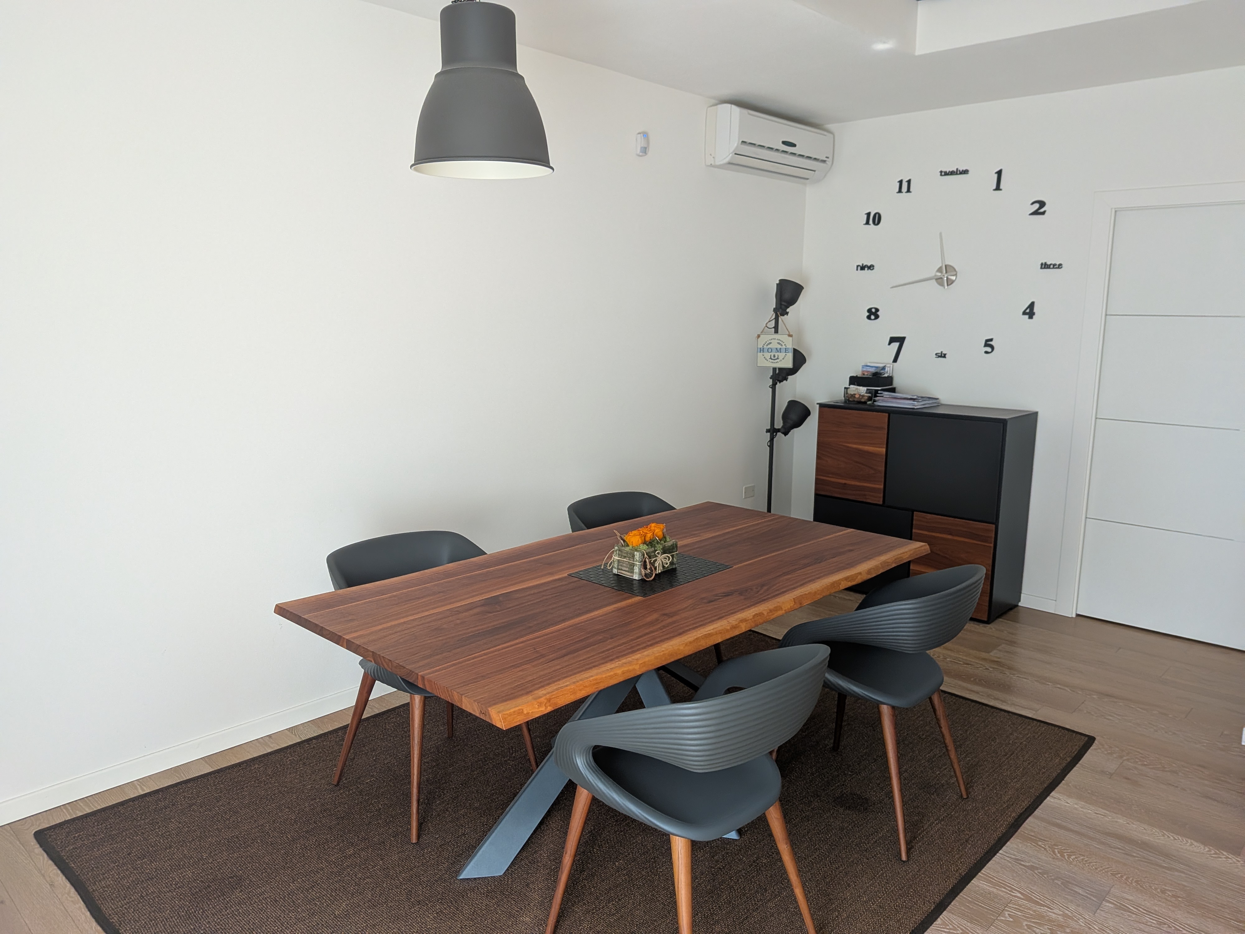 Dettaglio zona giorno con finiture contemporanee