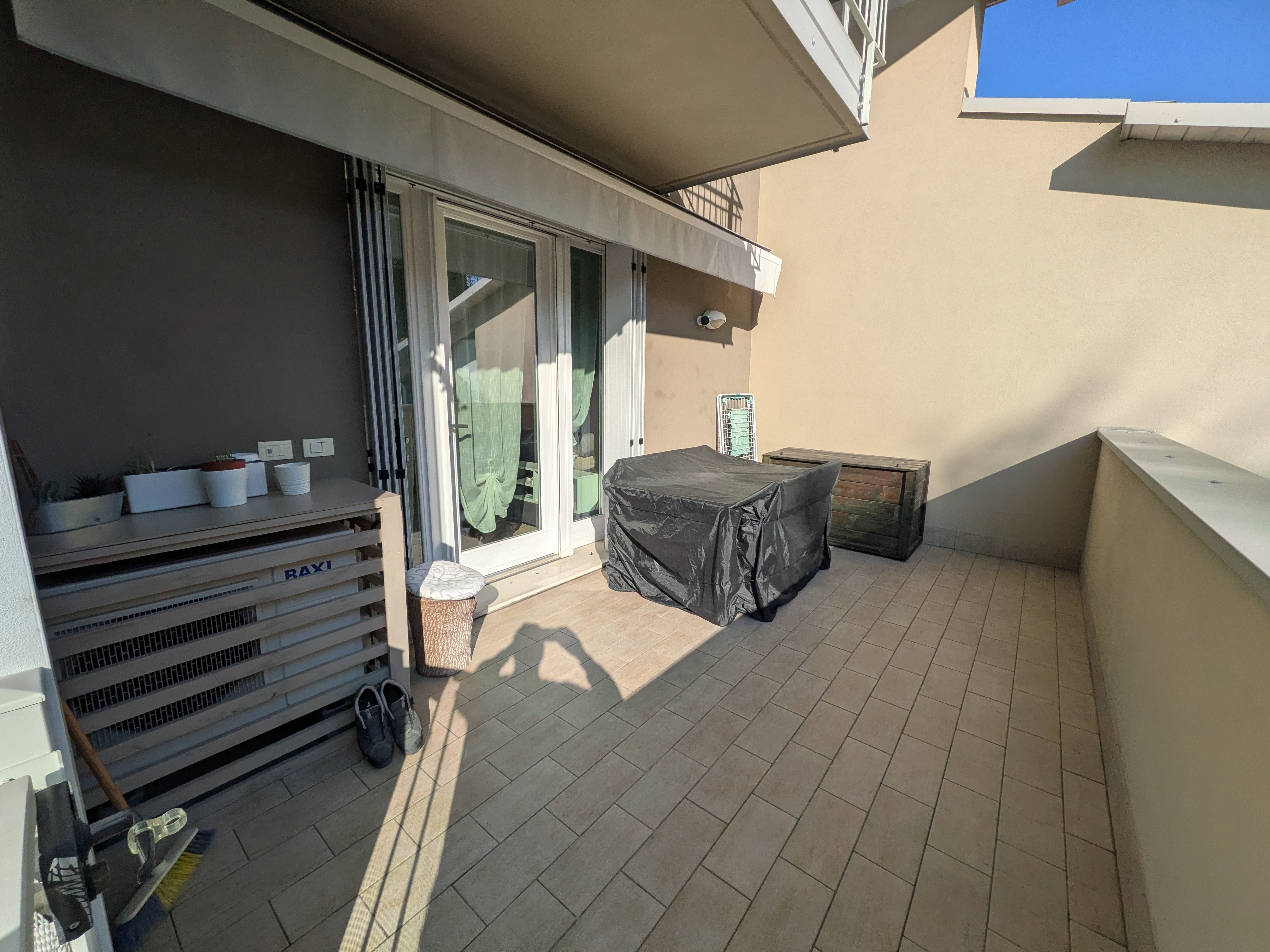 Terrazzo principale con spazio pranzo esterno